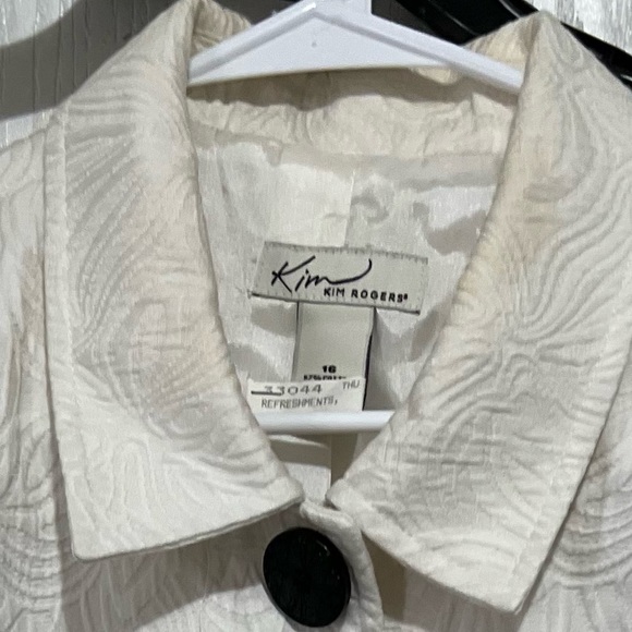 Kim, Rogers size 16 white jacket with big black buttons - Picture 2 of 2